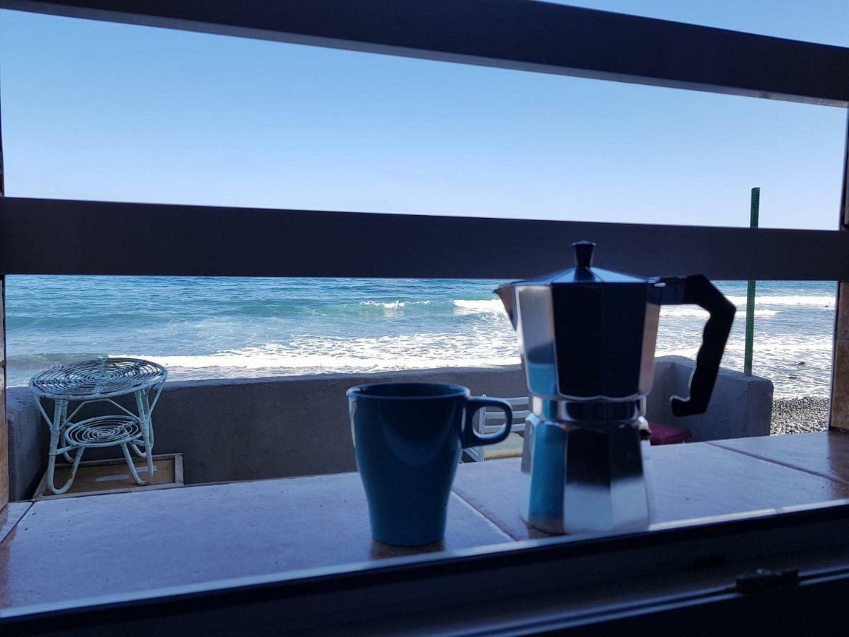 Bed And Breakfast By The Sea Pozo Izquierdo Екстериор снимка